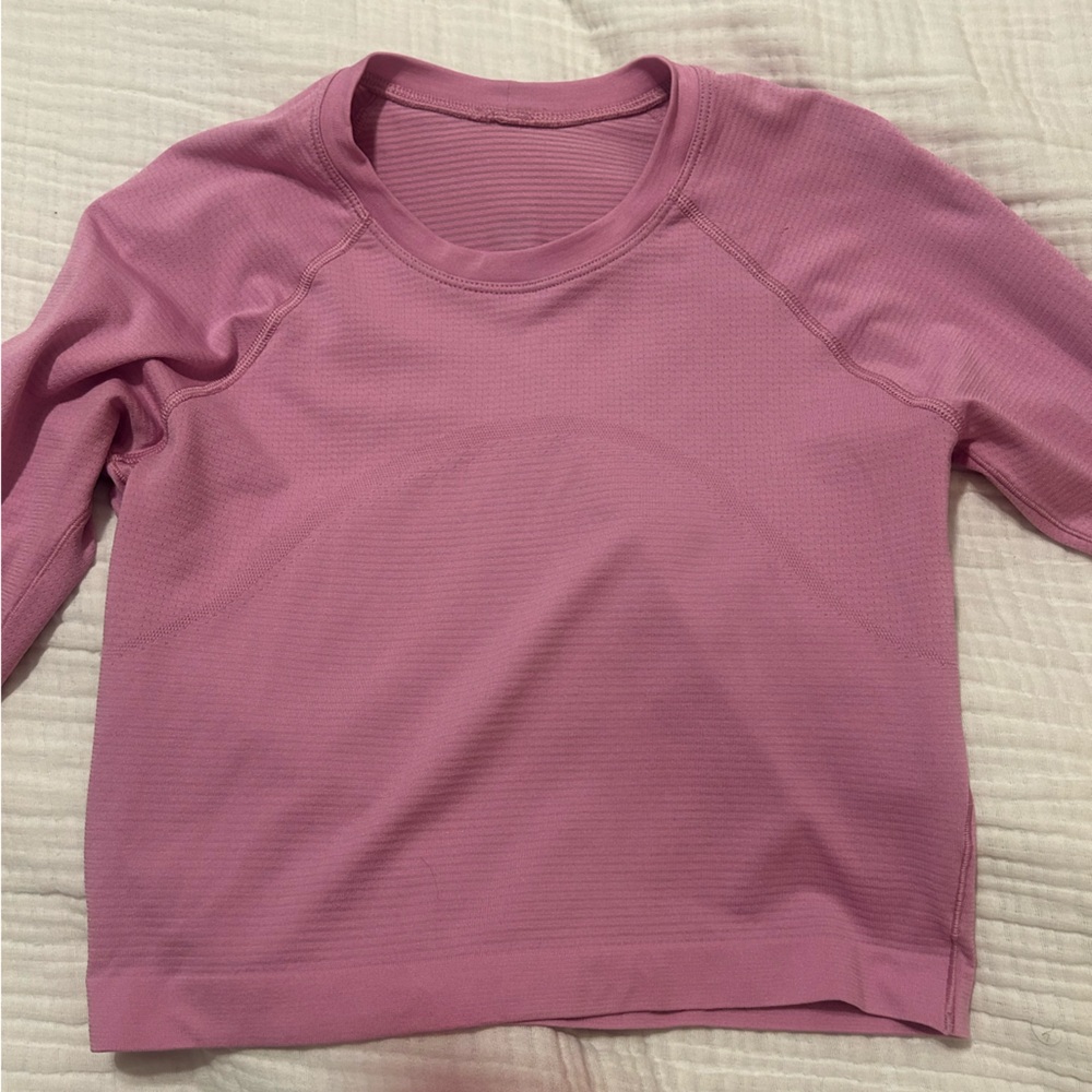 Lulu lemon swiftly tech cropped long sleeve Tee.